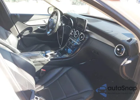 2016 Mercedes-Benz C 300 z USA, uszkodzony, nr VIN 55SWF4JB7GU122154